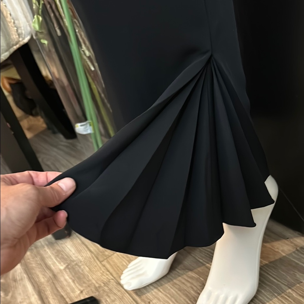Cushnie Black Ankle Cropped pants with Flowing Elegance, in size 10 NWT